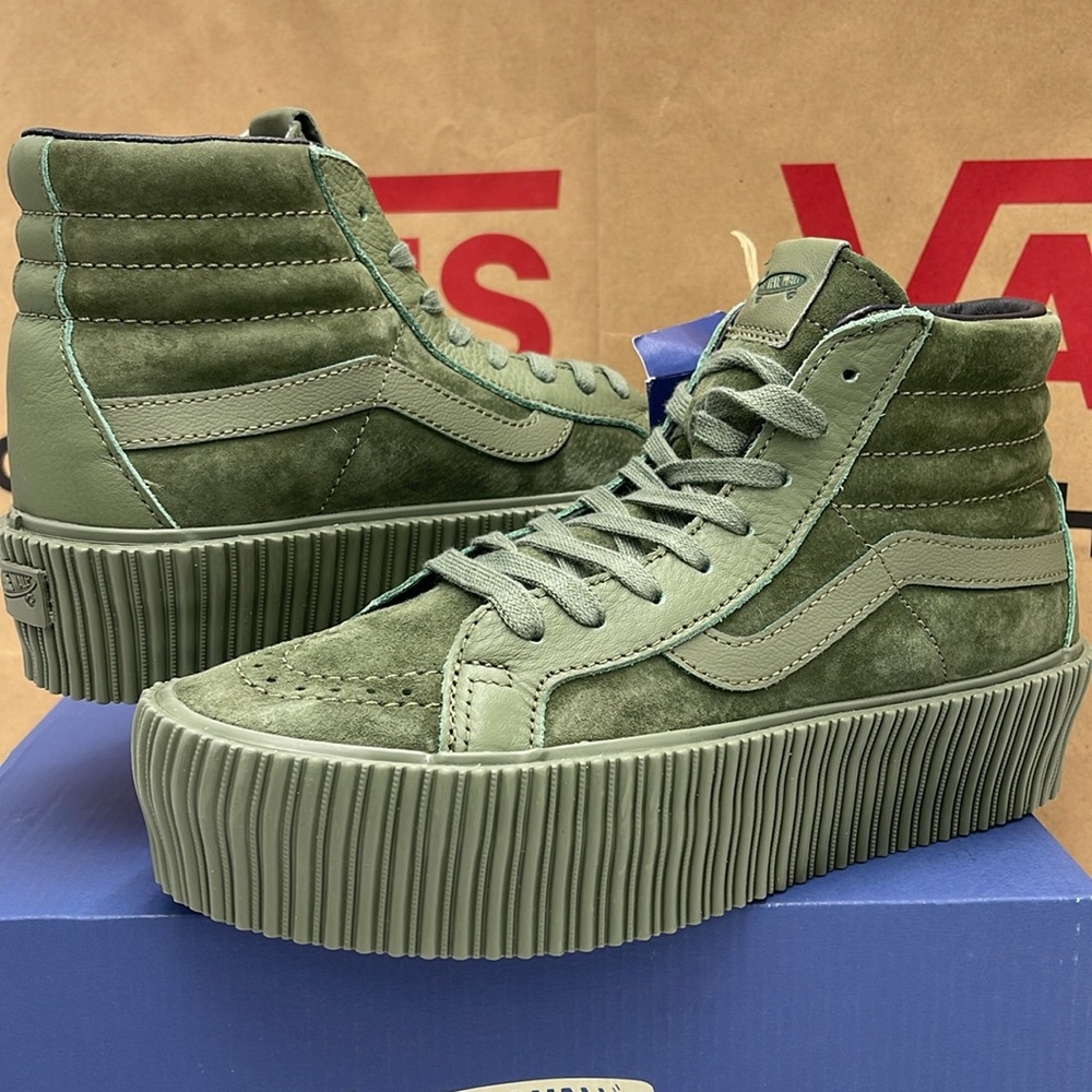 Vans WMNS Sk8-Hi Reissue 3 Platform Lx Suede/Leather Army
VN000CNFARM
Mono Snkrs - Picture 9 of 16